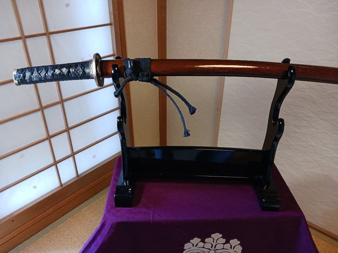 居合前差し用脇差、黒合皮革巻　黒鮫仕、刃紋.乱れ二重刃文　　　金具.勝龍一作