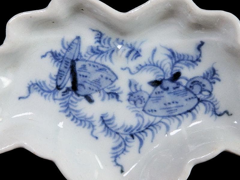 古伊万里　染付　貝に水草の図　桐紋変形豆皿　手塩皿　D964AS-BWr