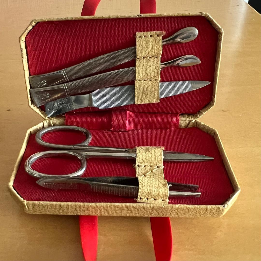 イギリスヴィンテージスーツケース型ミニネイルセット