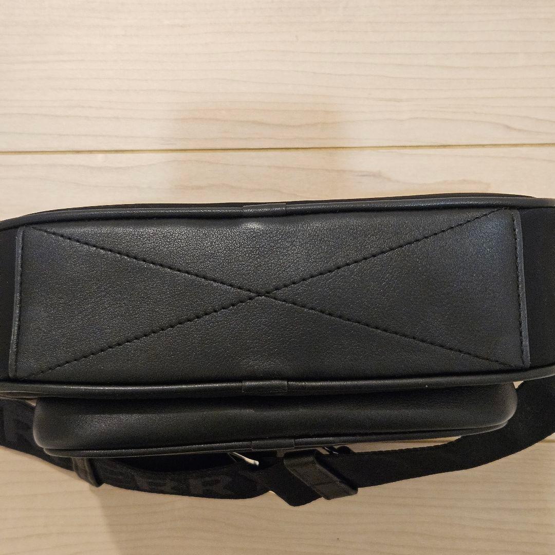 Burberry ブラック ショルダーバッグ