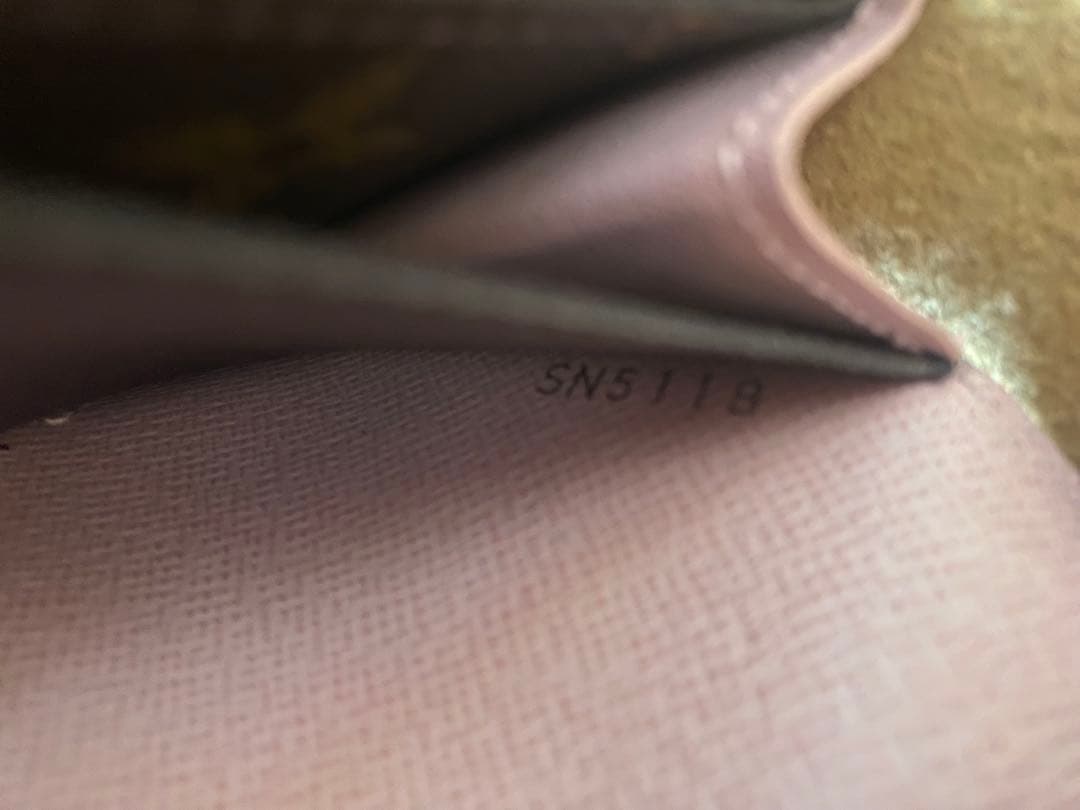 中古　ルイヴィトン財布　ポルトフォイユ・エミリー ブルーミング フラワーチャーム