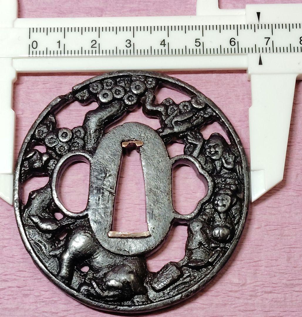 刀装具 鐔 鍔 在銘 友長 鉄地 松 人物図透かし 丸形鐔 時代物