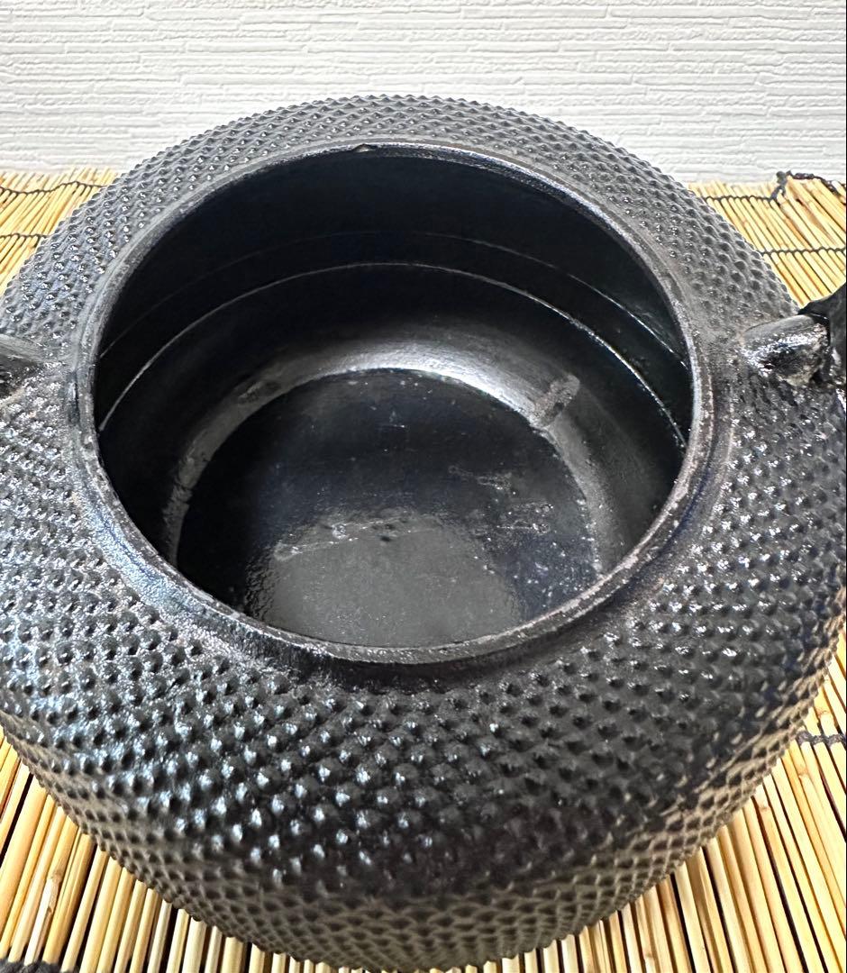 未使用品、供箱、付属品付　南部岩鋳造　１８型万代アラレ　南部鉄瓶　南部鉄器