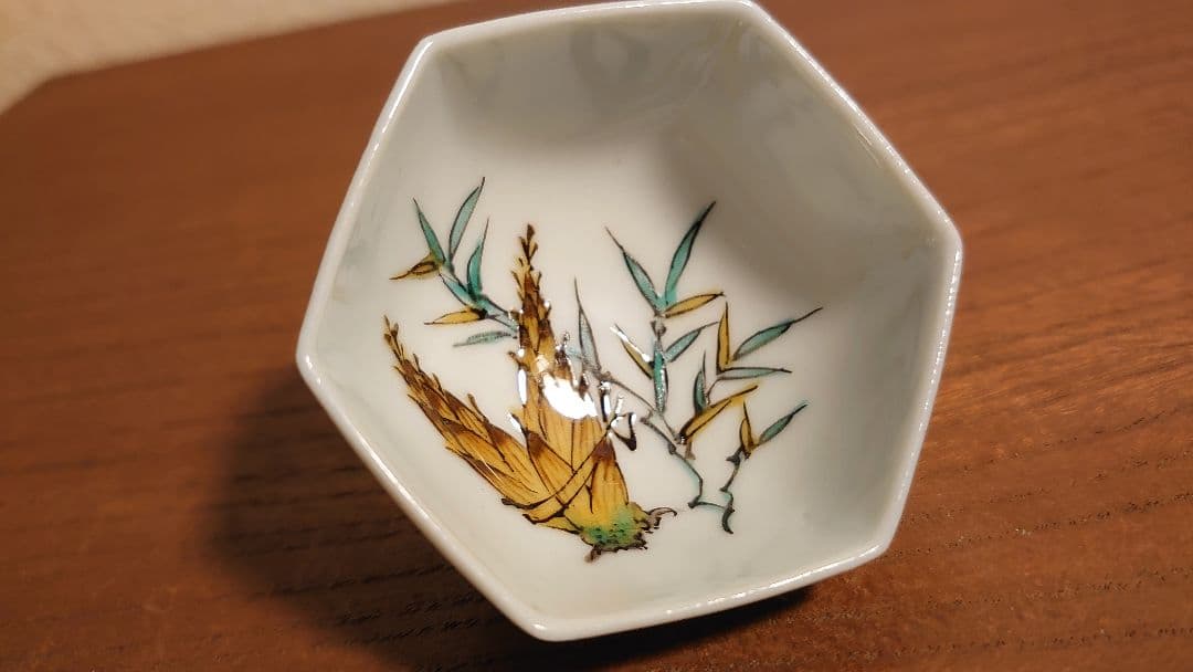 古九谷　八十吉　初代八十吉　徳田八十吉　盃　蔬菜の図　アンティーク九谷焼　１客