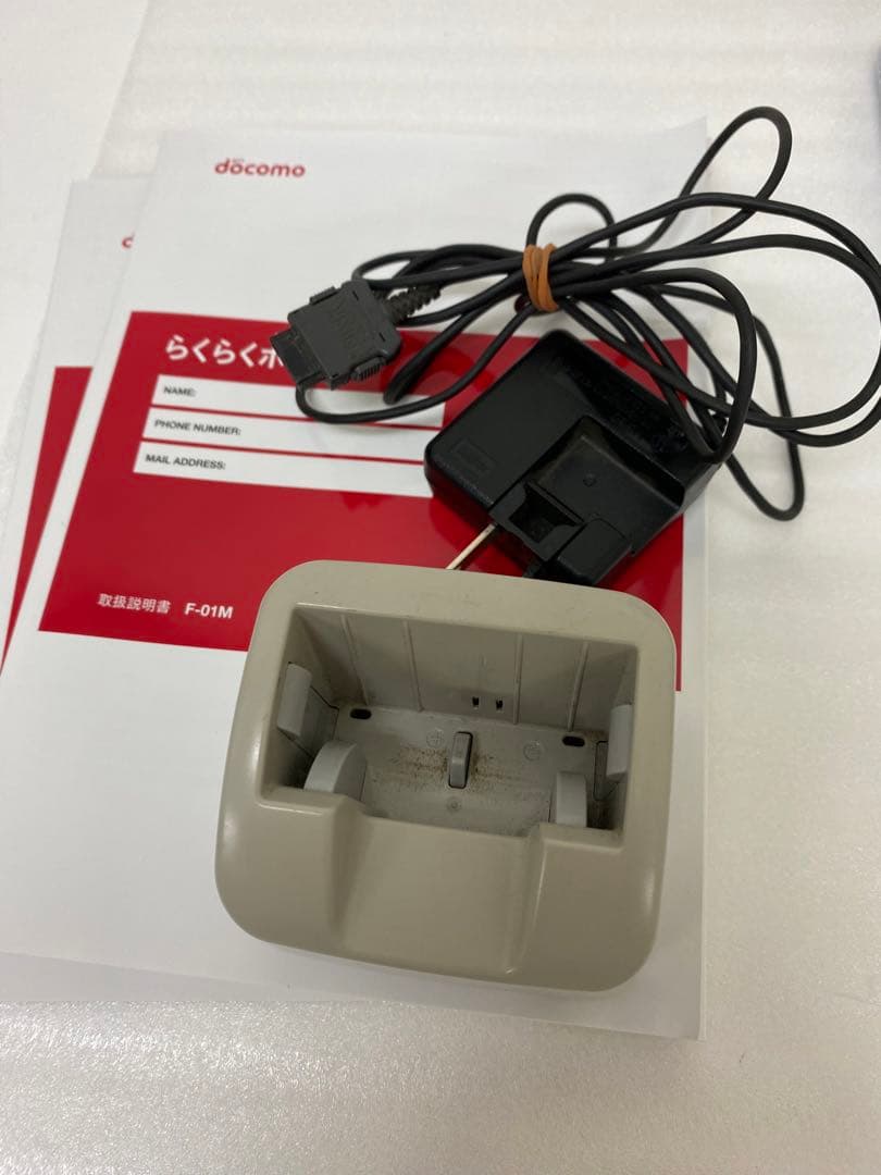 3-768 docomoらくらくホンF-01Mホワイト4Gガラケー卓上充電器付き