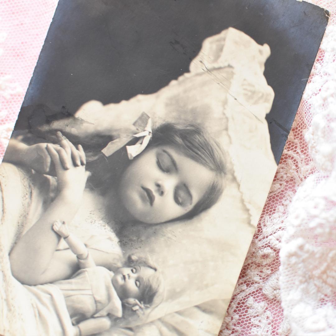 【お取り置き】*アンティークポストカード　すやすや眠るお人形と少女