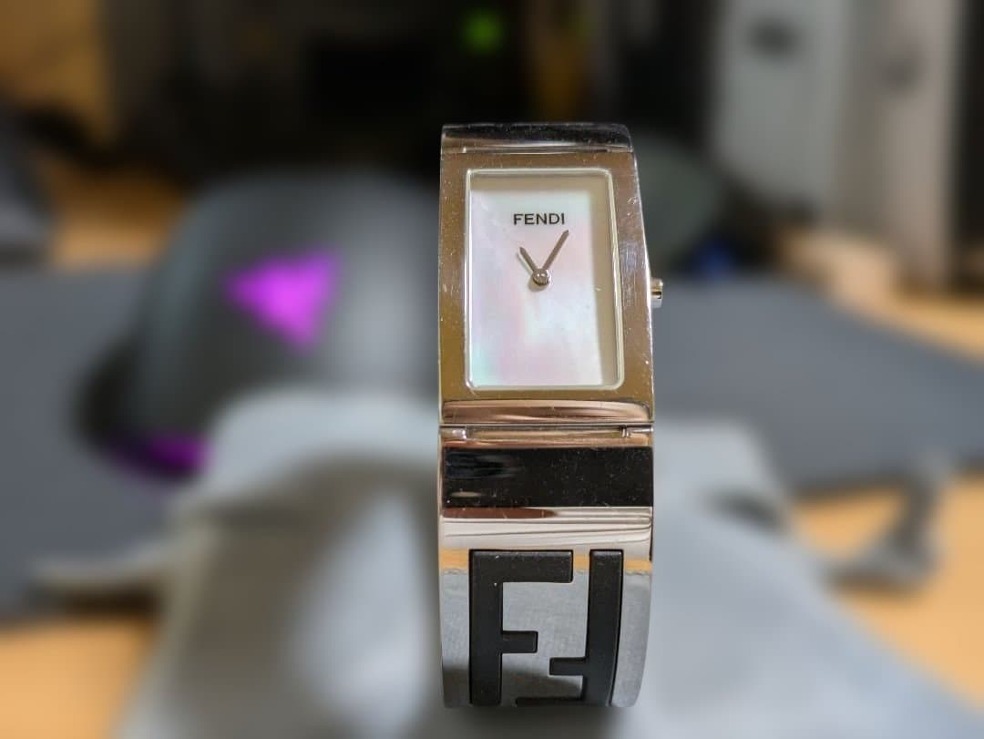 FENDI フェンディ バングルウォッチ ホワイトシェル 3250L
