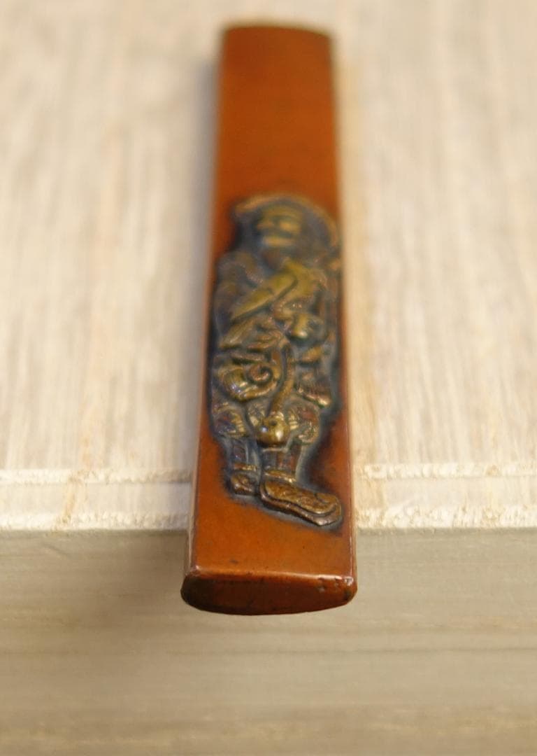 鍔 鐔 小柄 日本刀 刀装具 武具 骨董【素銅磨地 高肉彫 鍍金 韃靼人図小柄】