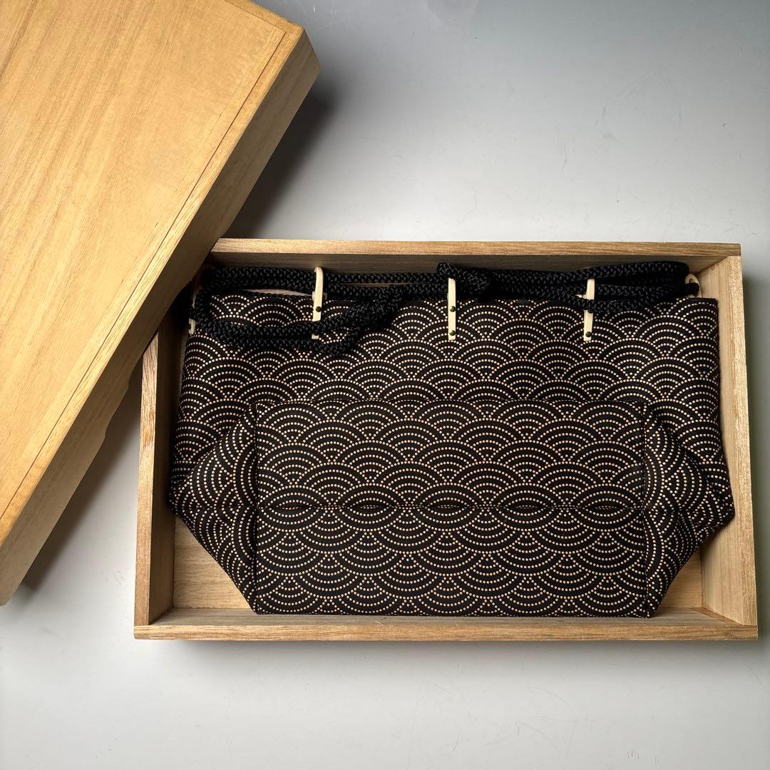 印傳屋　巾着袋　信玄袋　鶴銀杏と青海波文　甲州印伝　鹿皮　木箱付