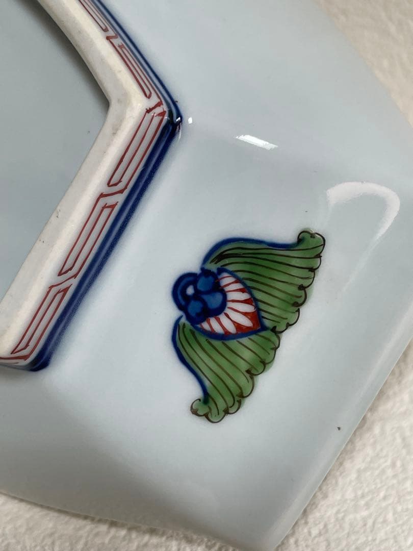 ⬇️有田焼　源右衛門　源右衛門窯　古伊万里　風山水見込舟形　赤農根菜図の小鉢