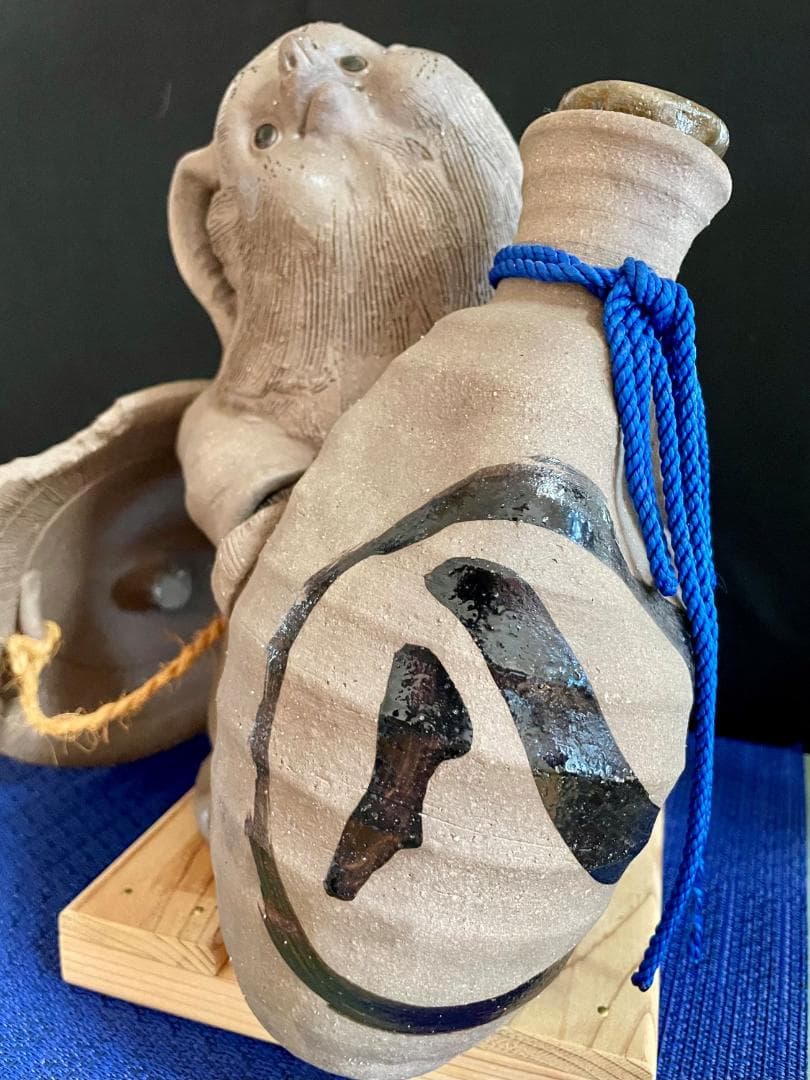 超レア・二六作】狸の酒瓶持ち陶器置物 在落款有 時代物