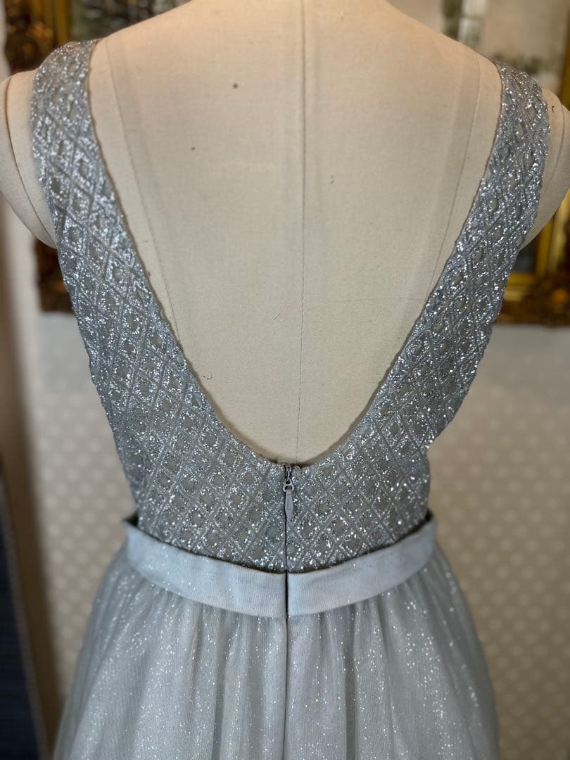 ライトグレー Vネック ビーズ装飾ドレス