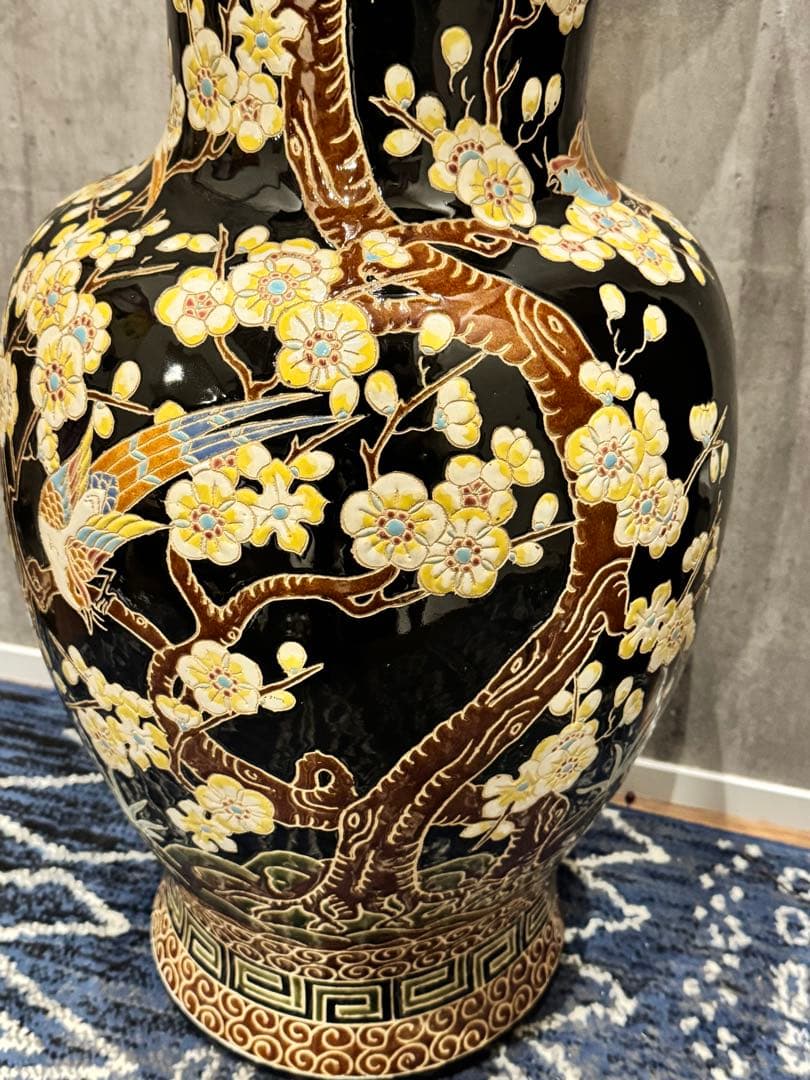 39) 美しい東洋陶器の床置き花瓶。桜と鳥が描かれ彫刻され