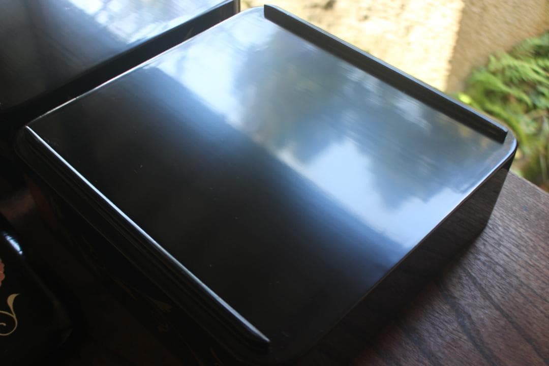 デッドストック！端正な内朱黒漆に優美な菊唐草蒔絵の映える台付二段重（検重箱お重