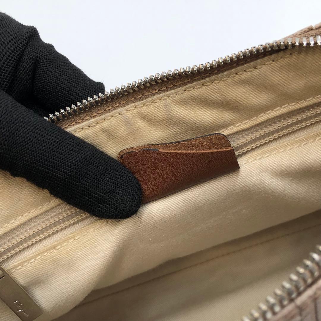 サルヴァトーレフェラガモ アクセサリーポーチ ガンチーニ エンボス バッグ