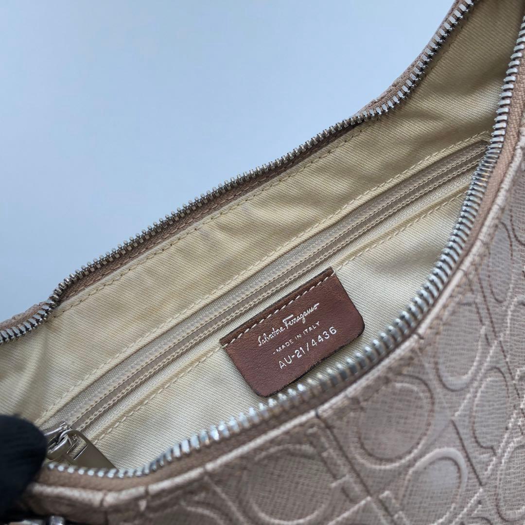 サルヴァトーレフェラガモ アクセサリーポーチ ガンチーニ エンボス バッグ