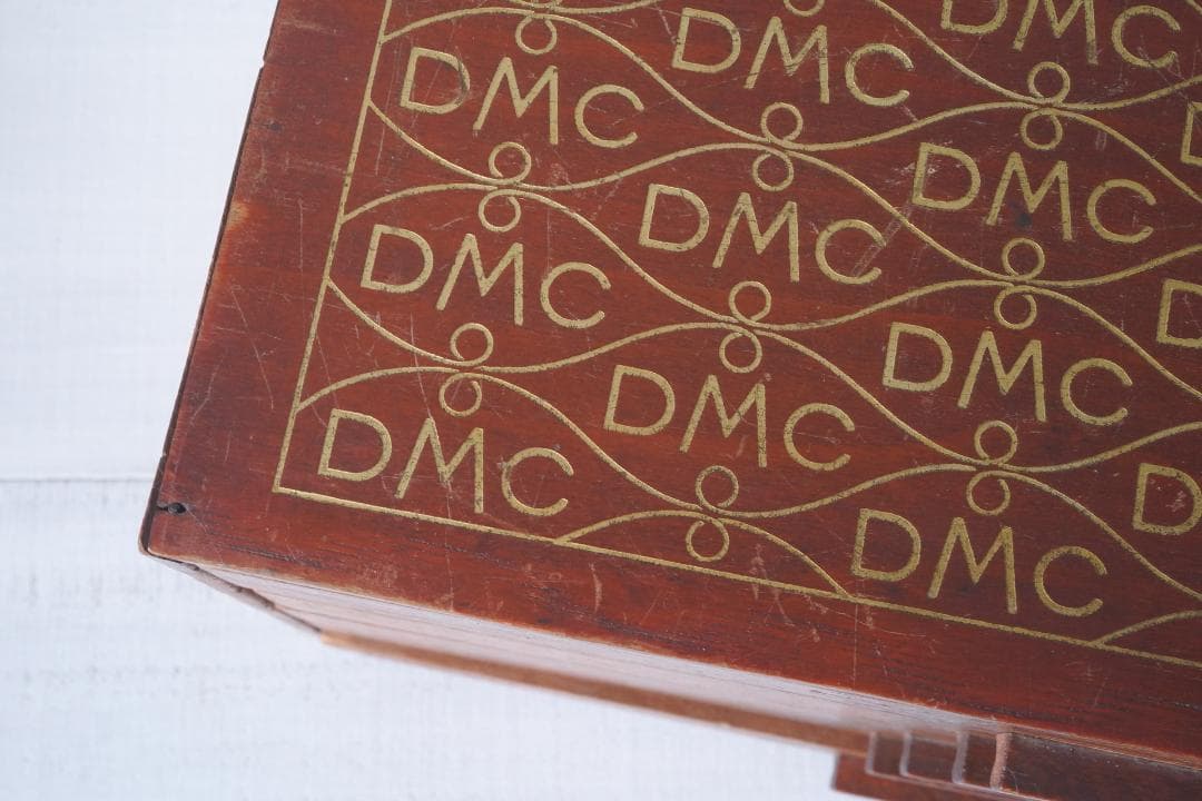 古い糸メーカーの引き出し② フランス・DMC スプールキャビネット