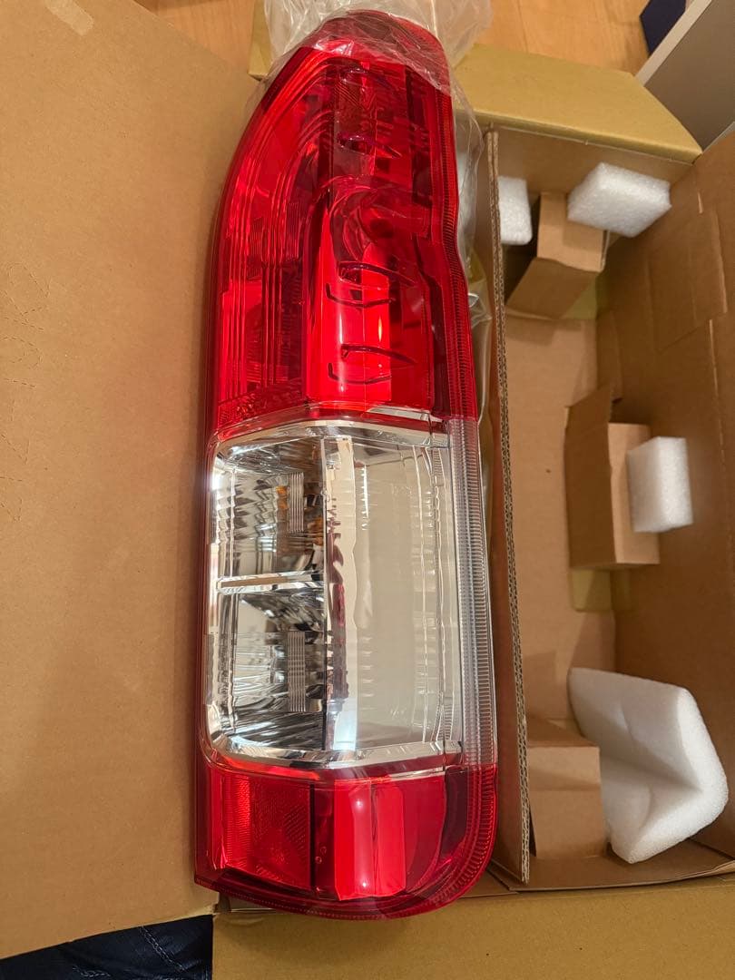 トヨタ ハイエース 新車外し新品 赤 テールランプ 2個セット 新車外し