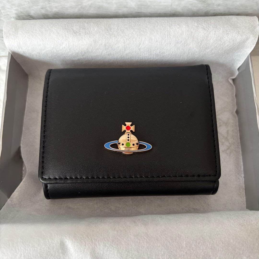 ヴィヴィアンウェストウッド　オーブロゴ輝く 上質レザー　三つ折財布 黒