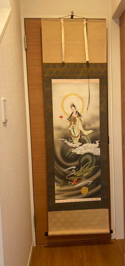 掛轴 紫雲龍雲聖觀音 美品 軸裝絹本掛軸 希少品 箱付