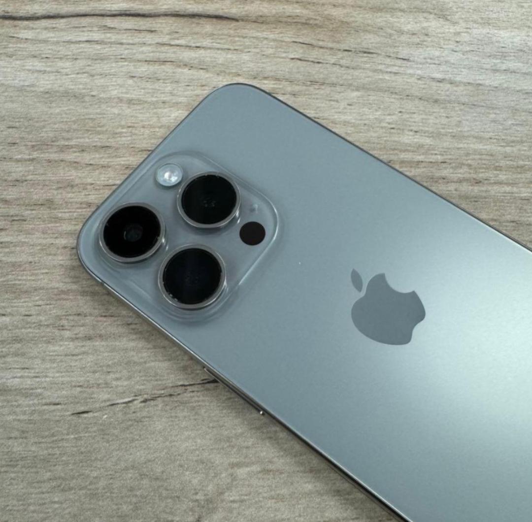 美品 iPhone 15 Pro 128gb SIMフリー版