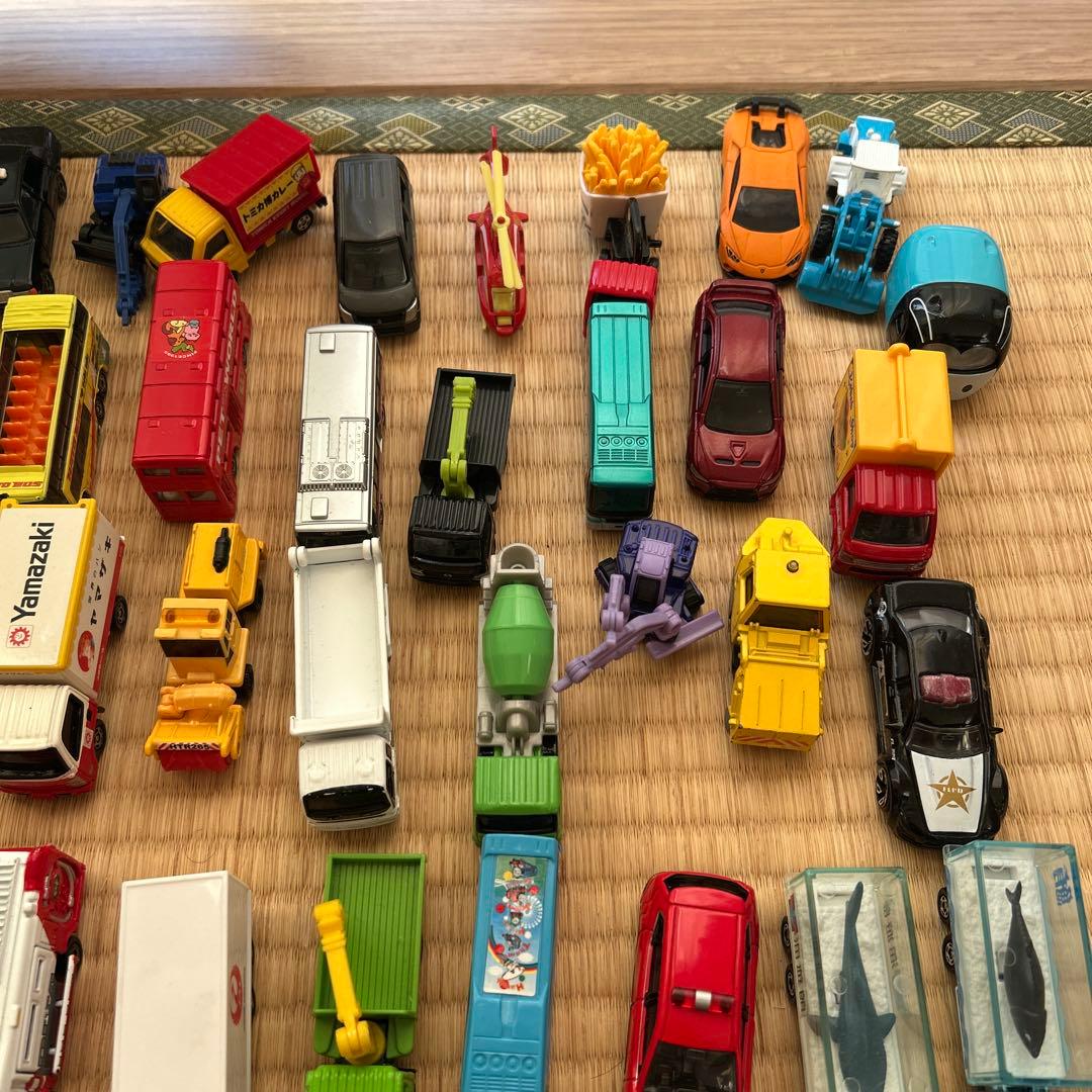 ミニカーのセット（写真1枚目と2枚目）