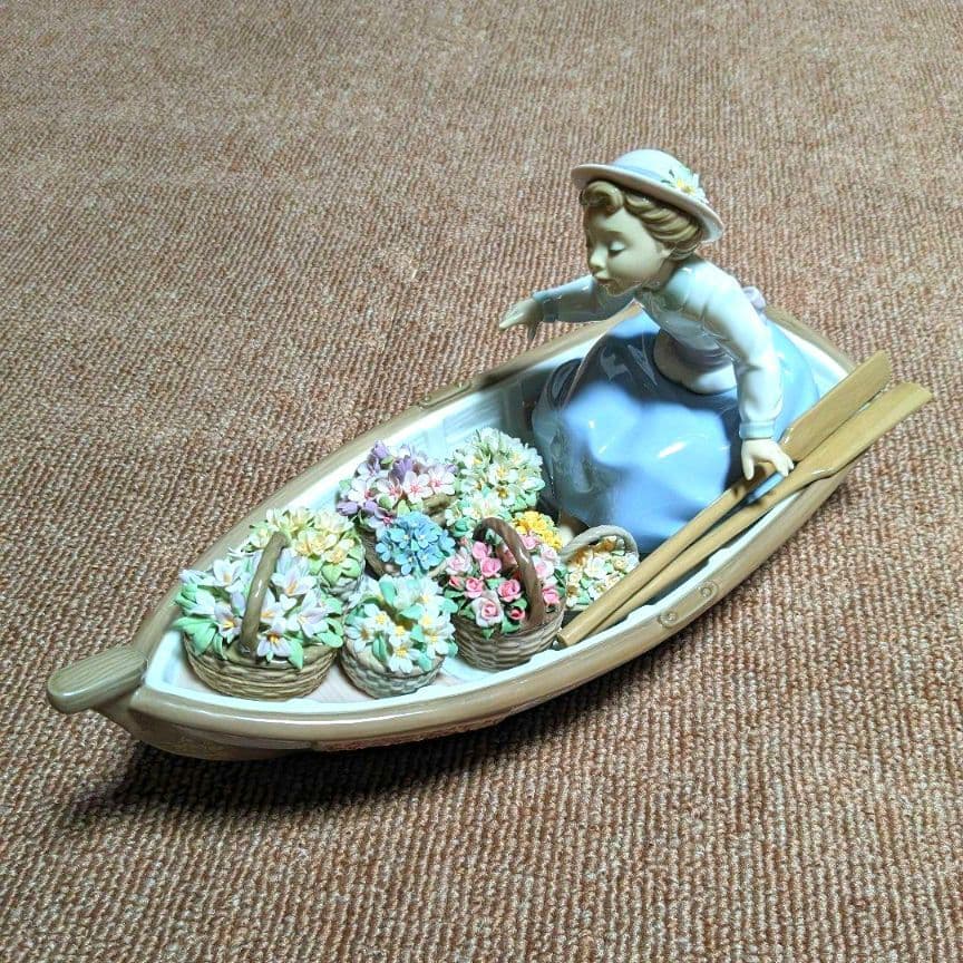 【LLADRO】リアドロ 舟の中の若い娘 花の台 永遠の花 | リヤドロ公式オンライン