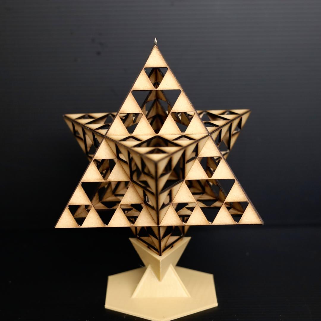 シェルピンスキーマカバ 幾何学模様の木製立体オブジェ - メルカリ