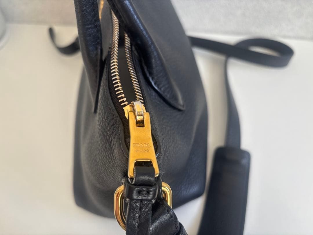 PRADA ブラック レザー ショルダーバッグ