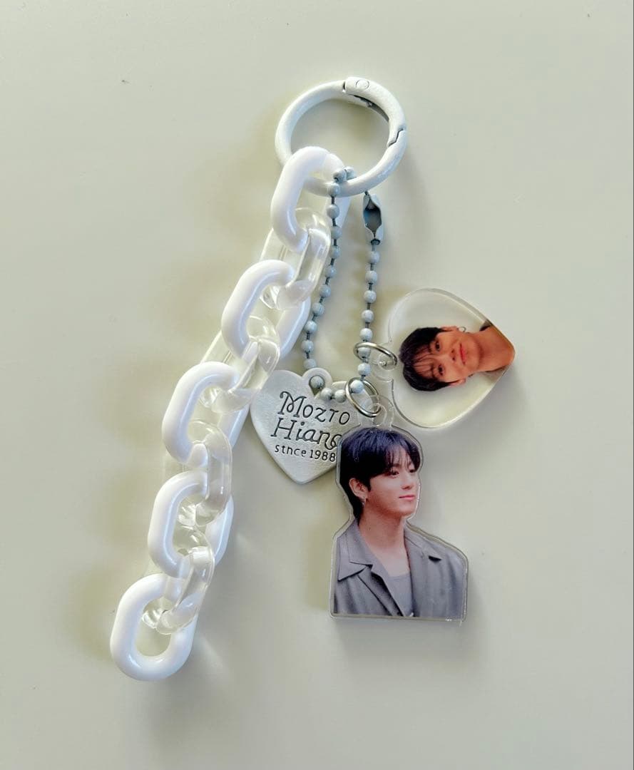 BTS ジョングク アクリルキーホルダー - メルカリ