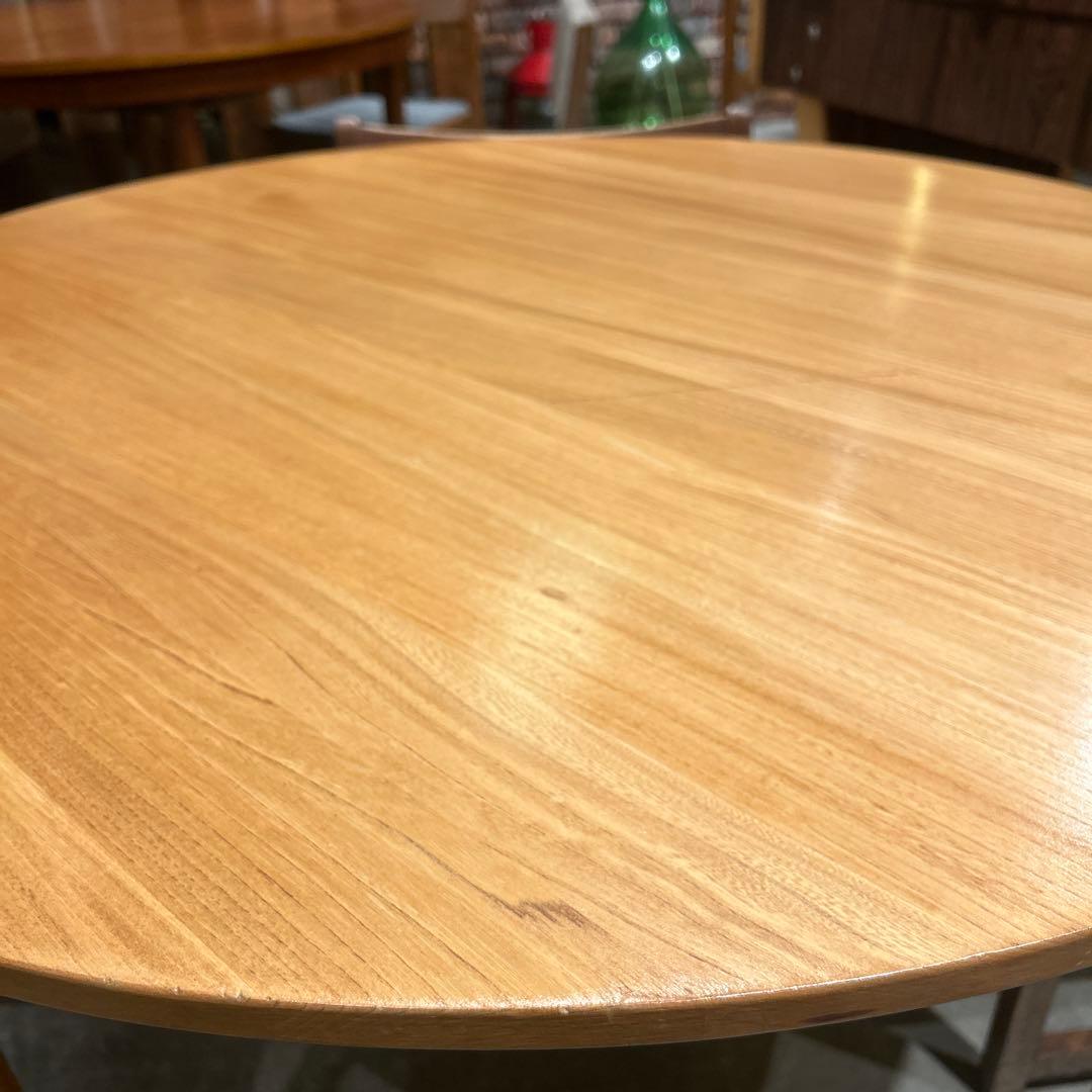 アーコール円形木製ダイニングテーブル