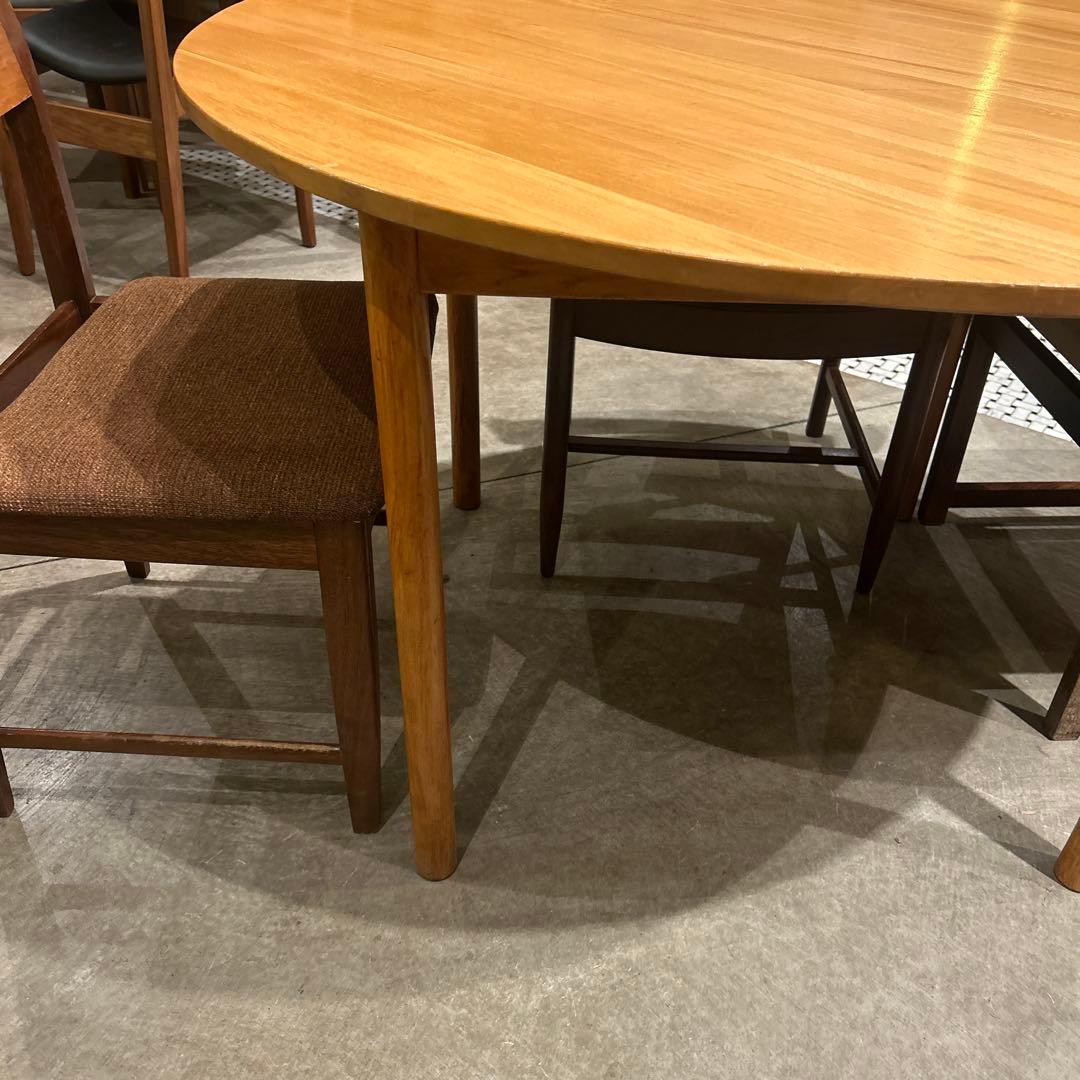 アーコール円形木製ダイニングテーブル