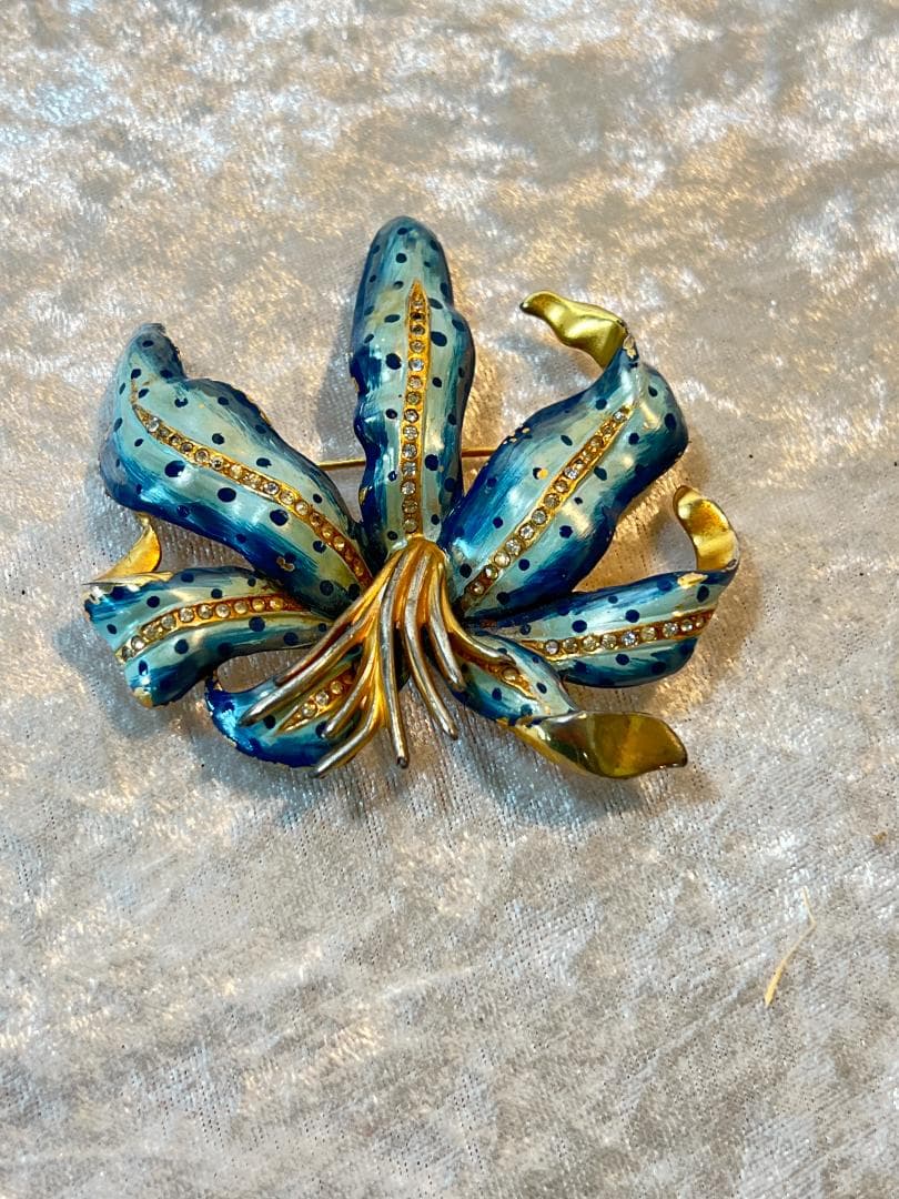 シャネル（Chanel）のランの花のブローチ　エナメル　刻印あり