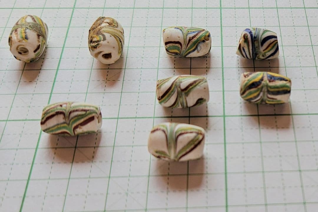 アフリカとんぼ玉 ヴィンテージ レインボーリボン 一連(12個)