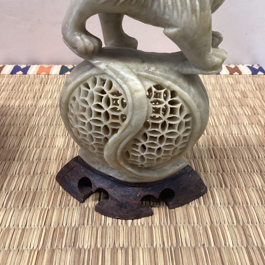 翡翠 獅子彫刻 木製台座付き 約10cm バネ付きで頭揺れます。