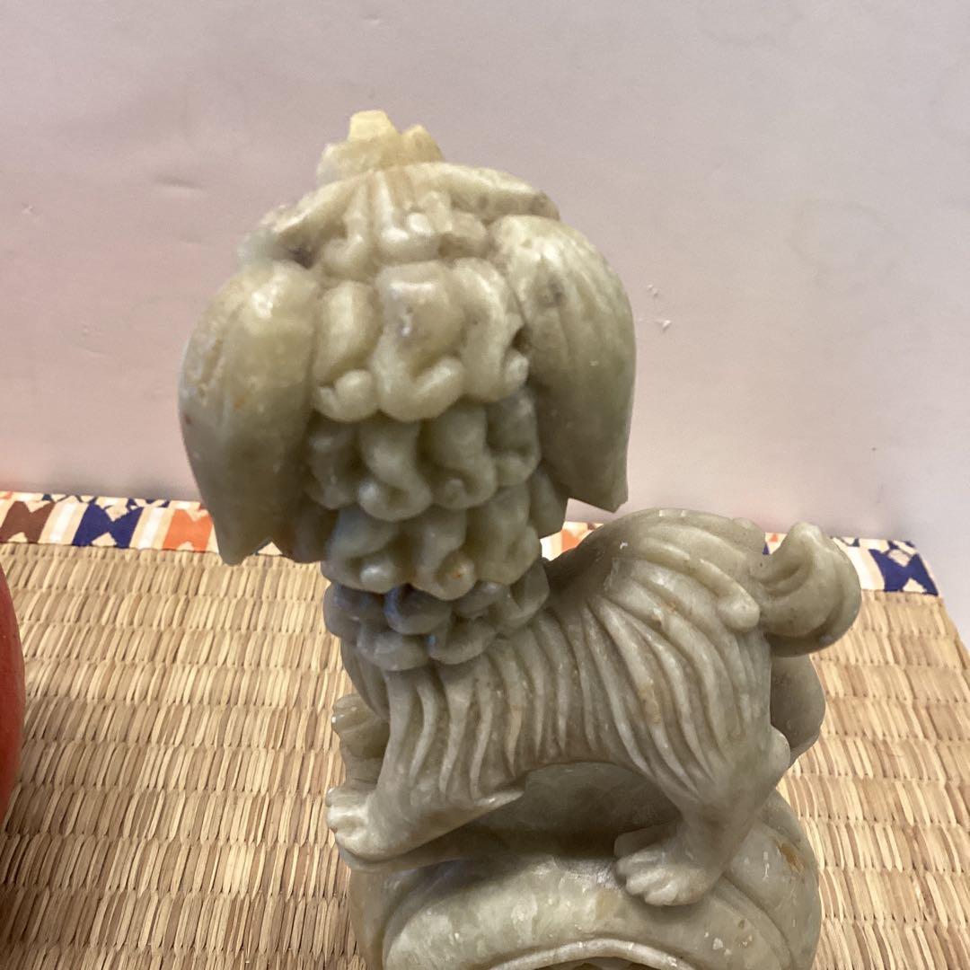 翡翠 獅子彫刻 木製台座付き 約10cm バネ付きで頭揺れます。