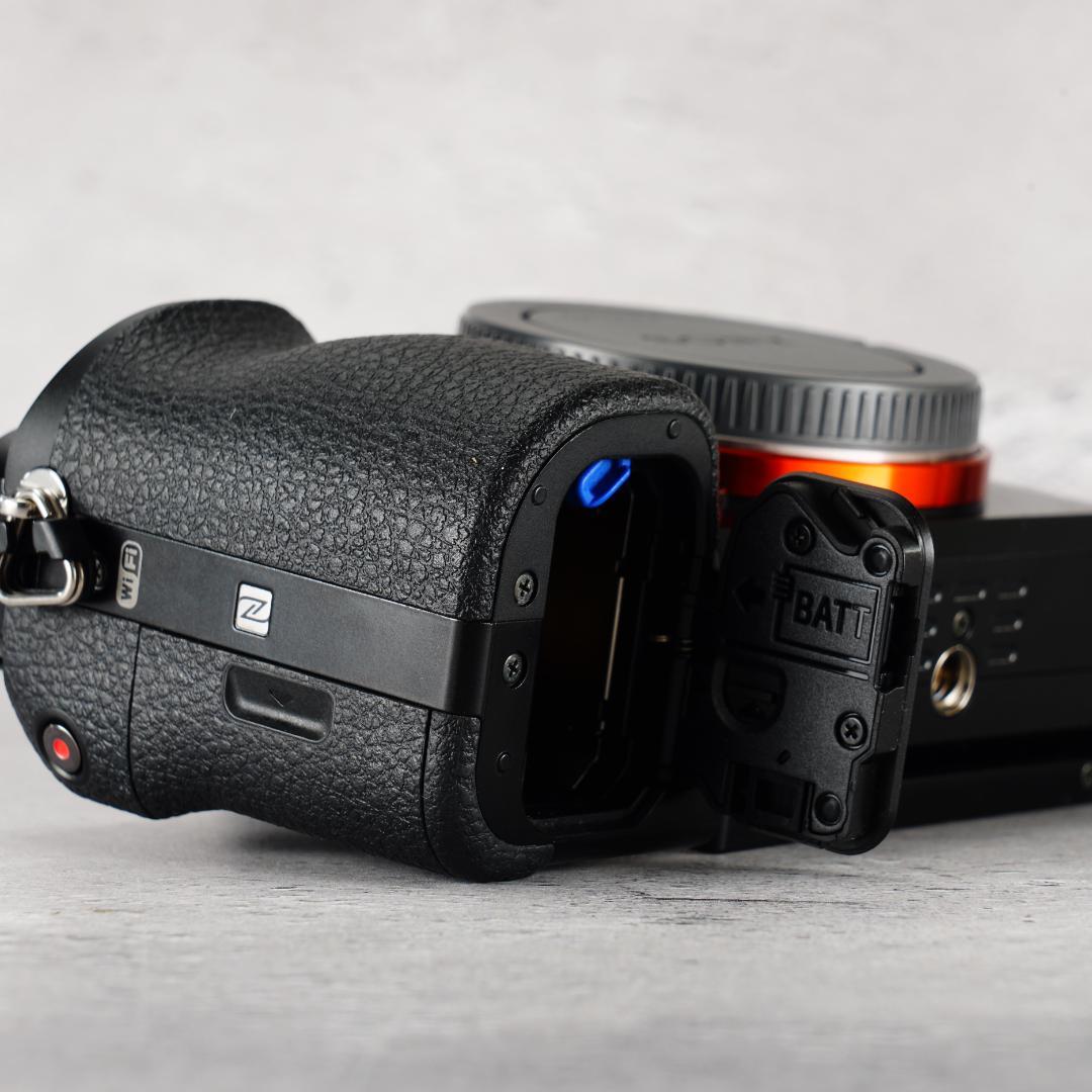 美品1,630回！世界初フルサイズミラーレスSONY α7 ILCE-7K｜美