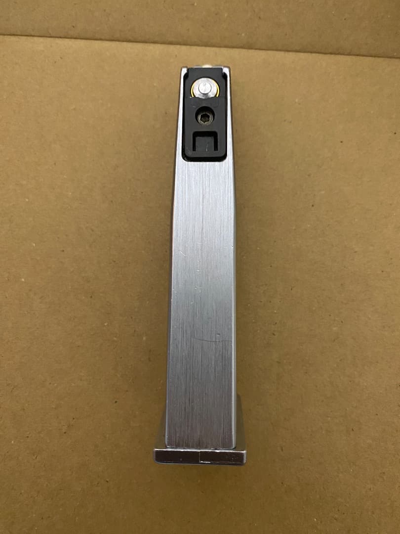 M92FS MAGNAシリーズのシルバーガスガン、リアルな外観と操作感が特徴。