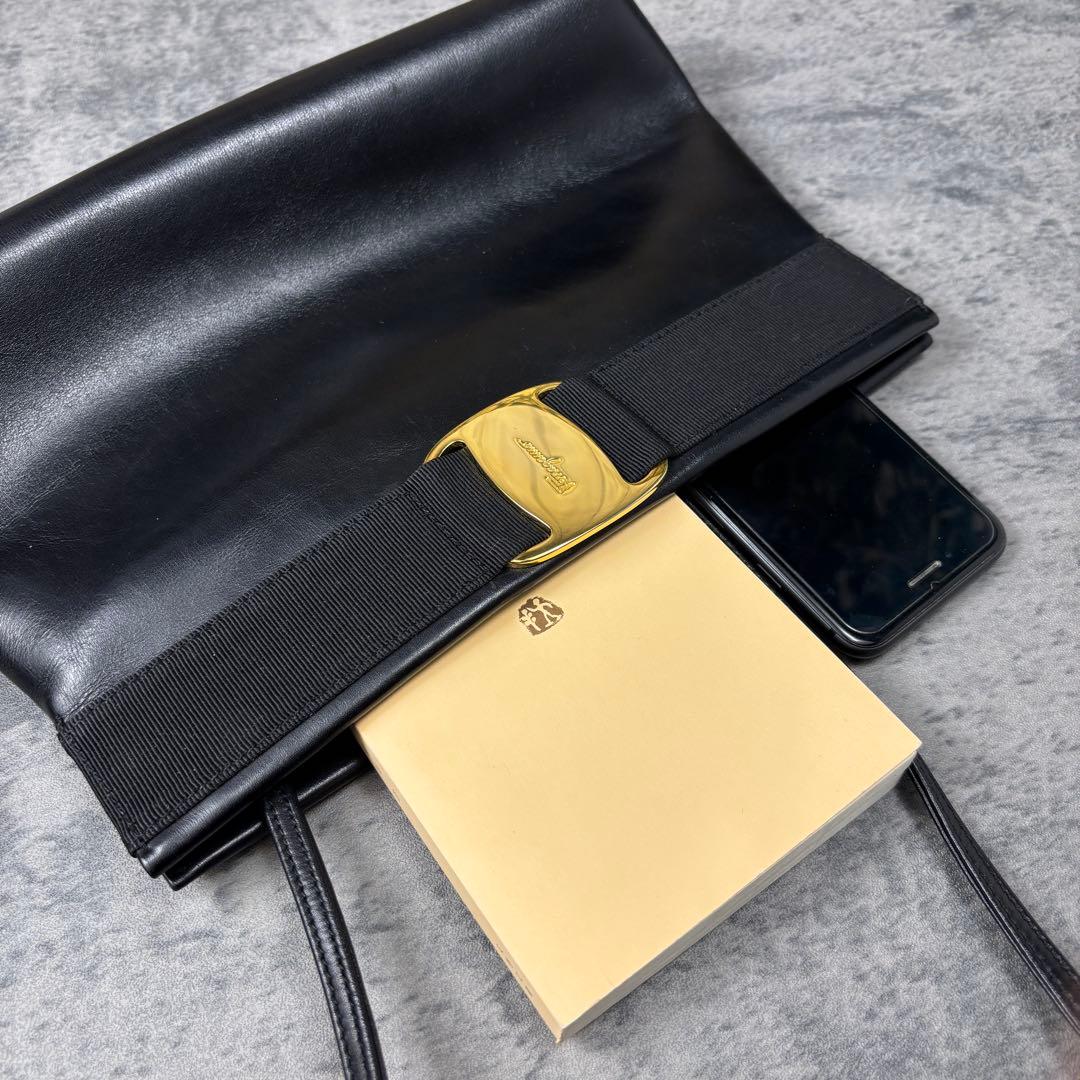 【美品】サルヴァトーレフェラガモ ヴァラリボン ミニショルダーバッグ レザー