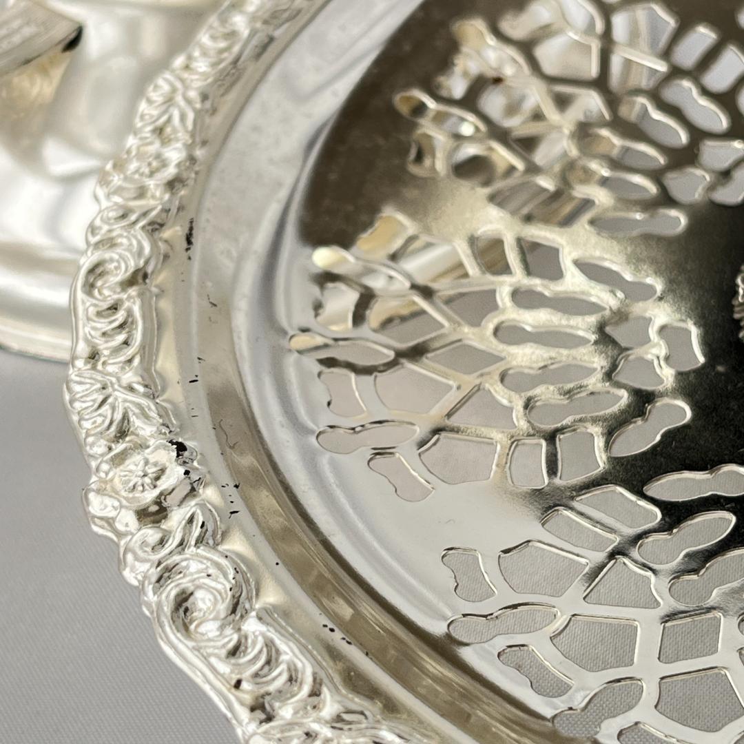 英国 】エンボスと透かしのケーキスタンド Queen Anne