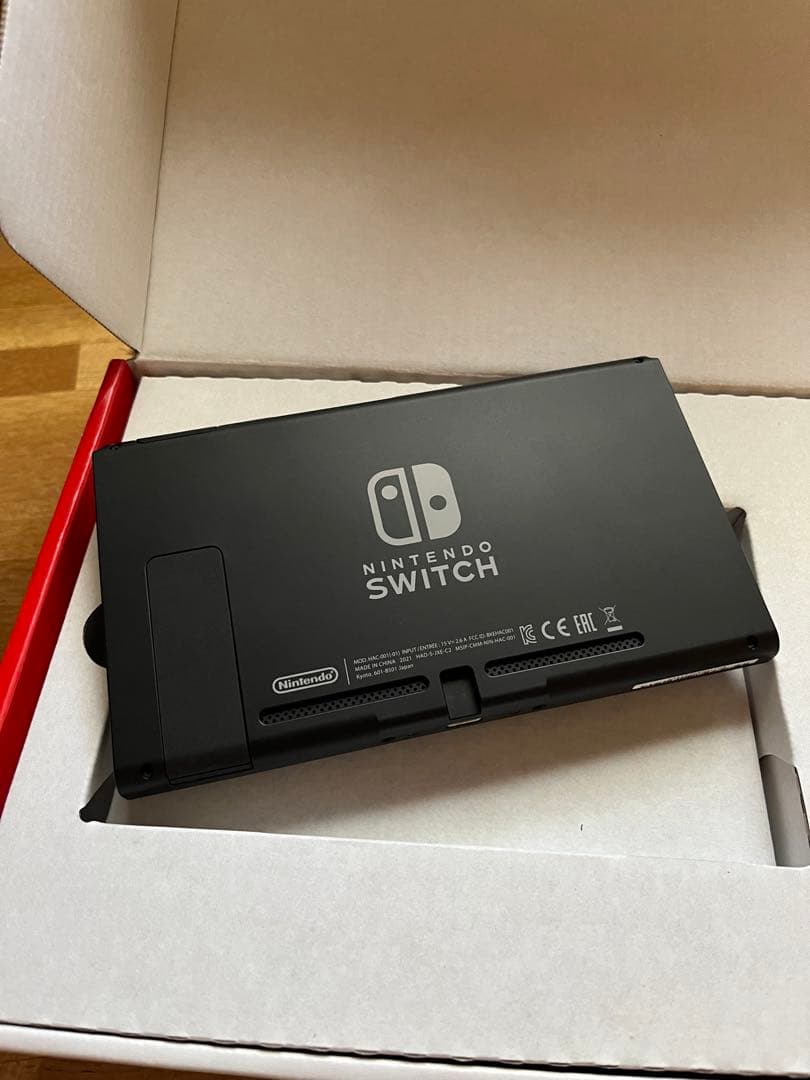 Nintendo Switch本体と 大乱闘スマッシュブラザーズのカセット
