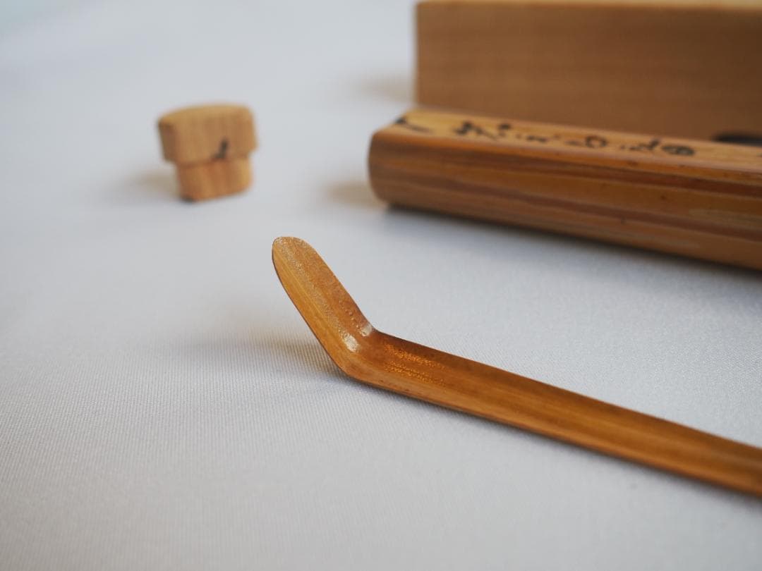 大徳寺派孤篷庵住職 小堀宗泰自作『竹茶杓』歌銘：岩もる音（共箱・共