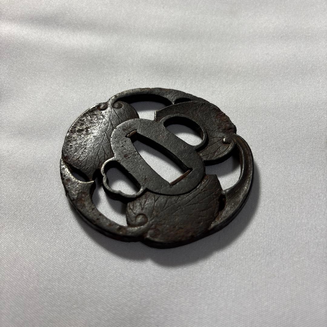 葉模様の鉄製鍔　越前住記内作　葵　葉　三つ葉葵