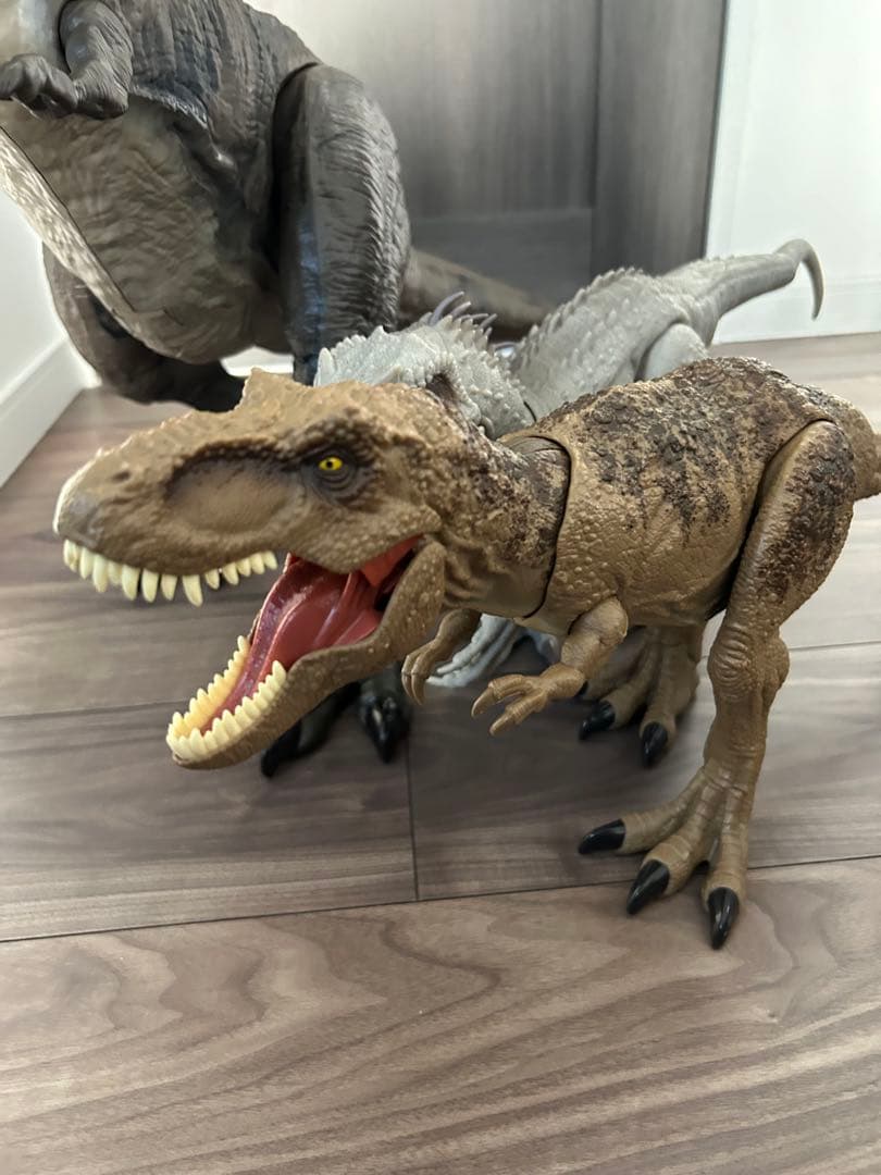 ジュラシックワールド　恐竜　ティラノサウルス　インドミナスレックス　おもちゃ