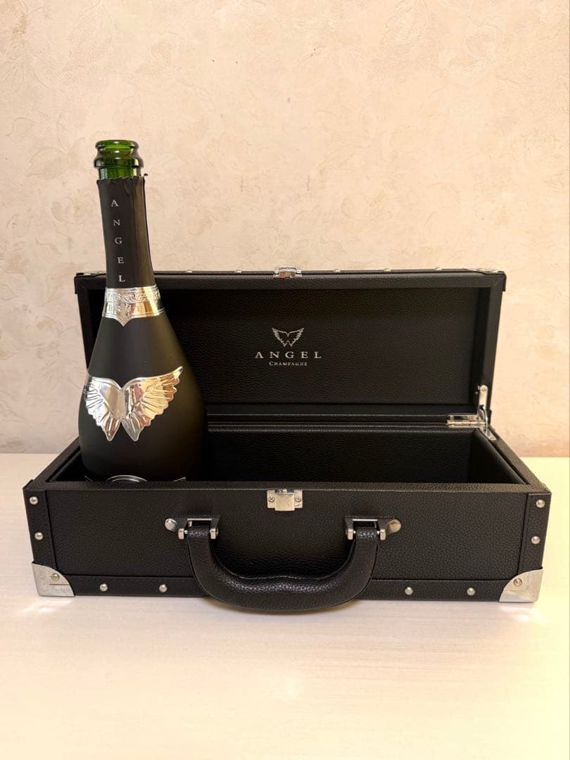 ANGEL シャンパン ボトルとケース - メルカリ