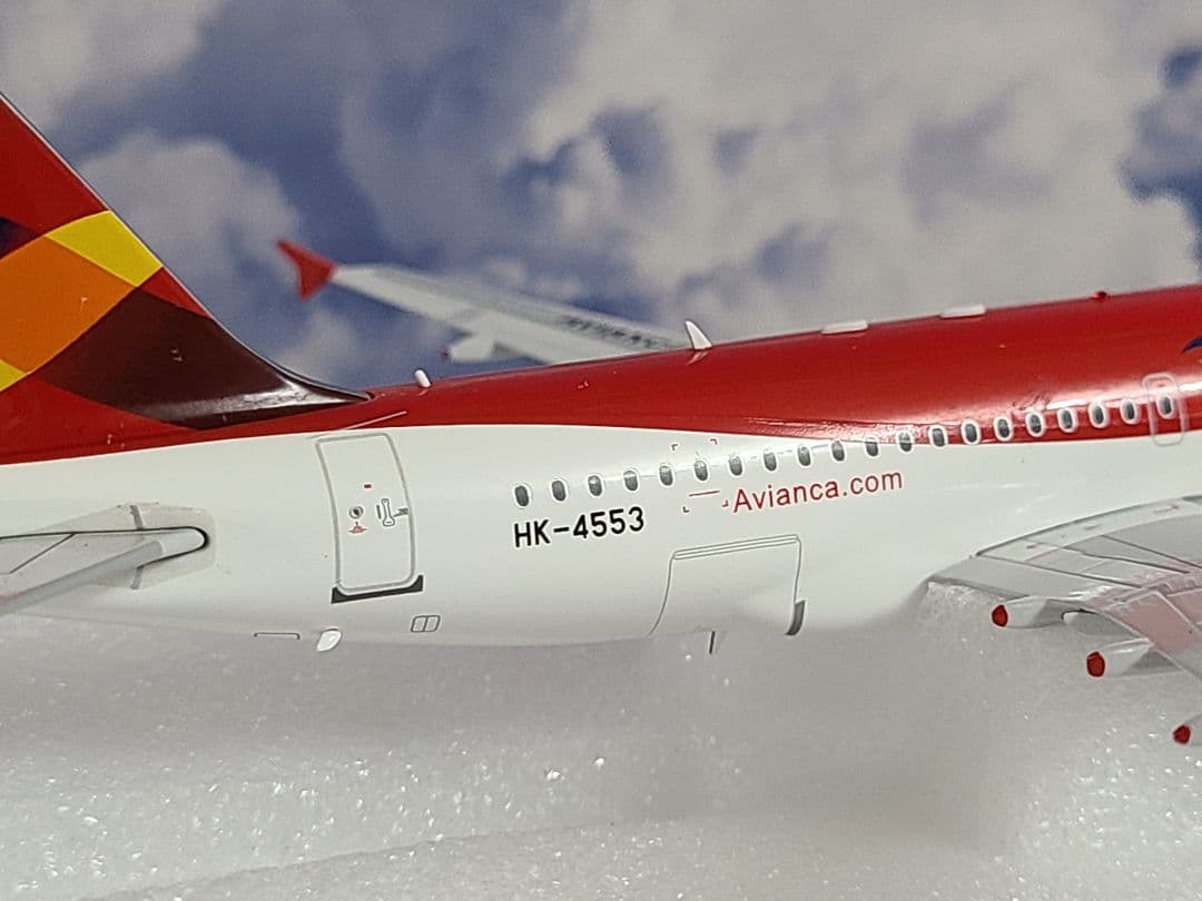 1/200 A319-112 アビアンカ航空 HK-4553 スタンド付属