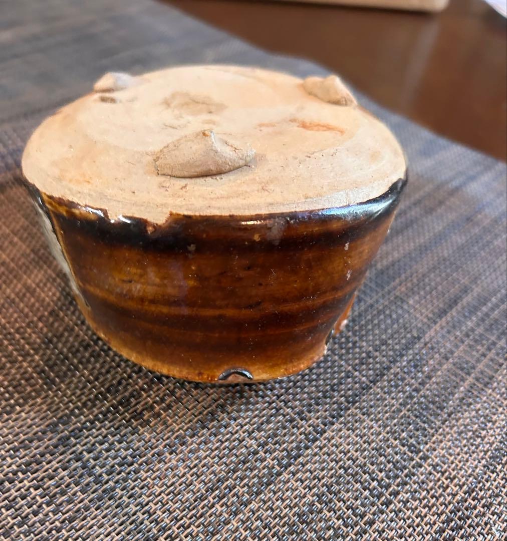 希少 桃山 掘の手（発掘品）菊花紋 織部 三つ足 香炉 飴釉（