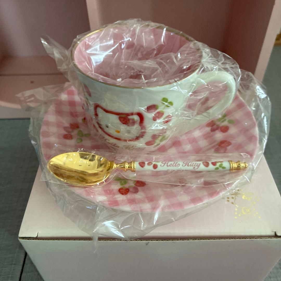 ハローキティ カップ&ソーサー6客セット収納棚付 バラ売り不可