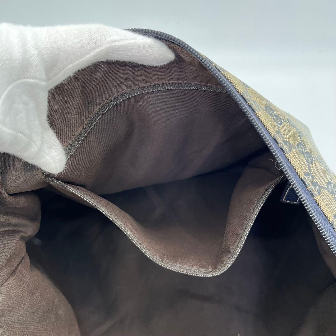 GUCCI ショルダーバッグ メッセンジャー 斜めがけ GGクリスタル 男女可能