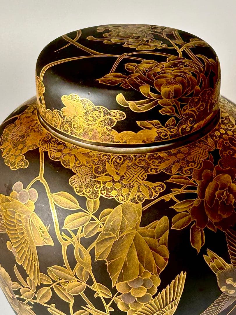 川本桝吉 竹内忠兵衛 蒔絵仕立 黒地金彩花鳥文沈香壺 瀬戸焼 名古屋絵付け